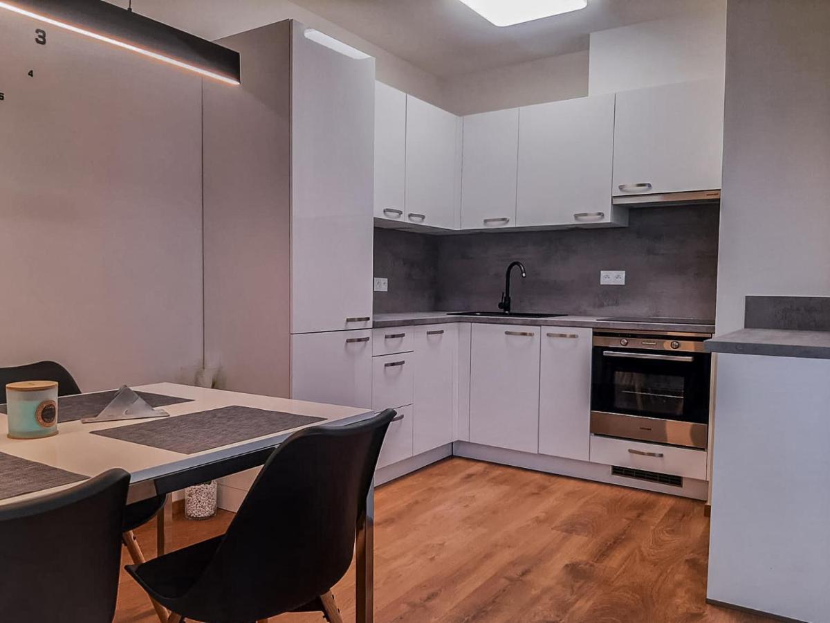 شقة Hradec Králové  في Modern Flat With Large Terrace المظهر الخارجي الصورة